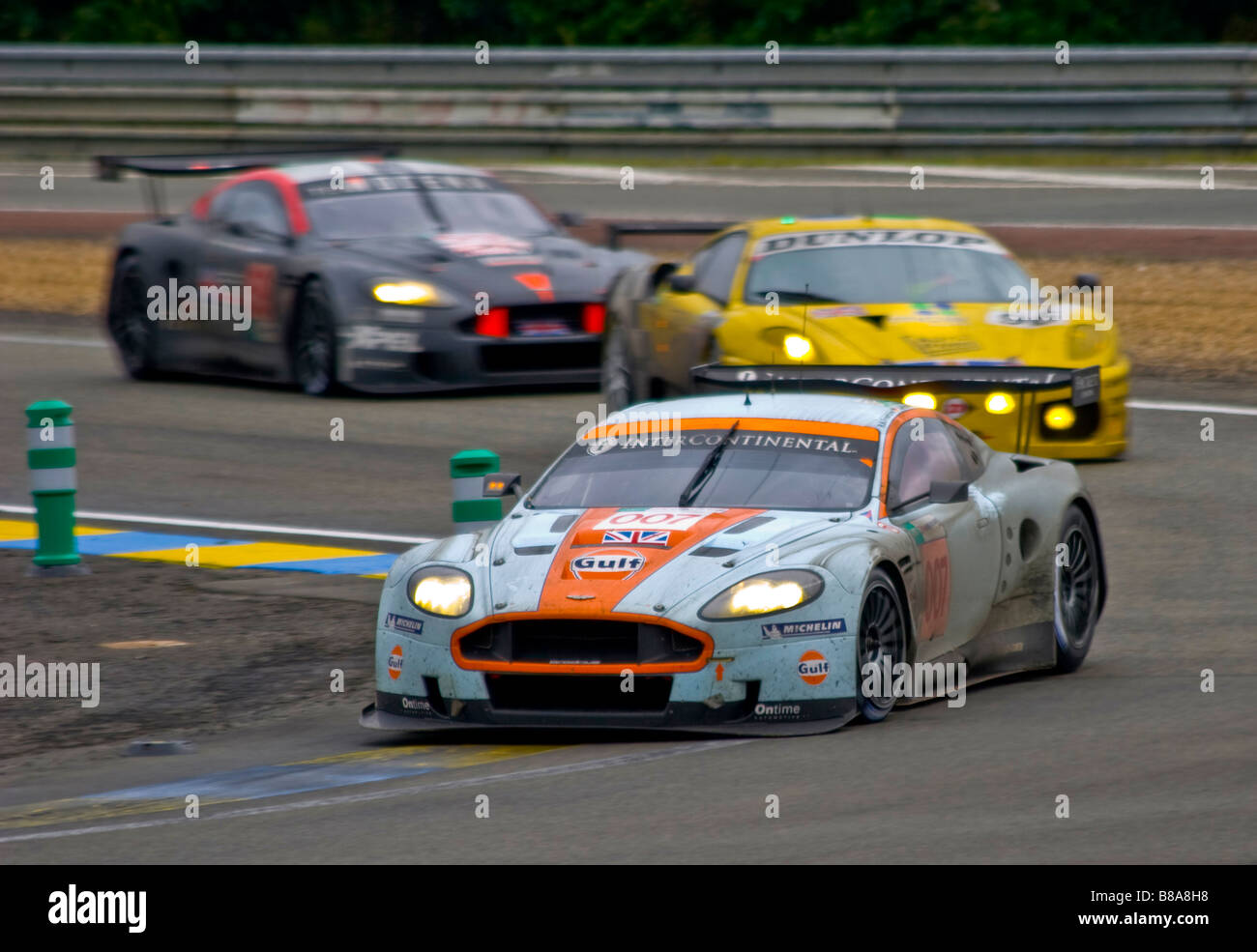 Deux Aston Martin DBR9 et une Ferrari 430 GT2 dans la course 2008 24 Heures du Mans, France. Banque D'Images