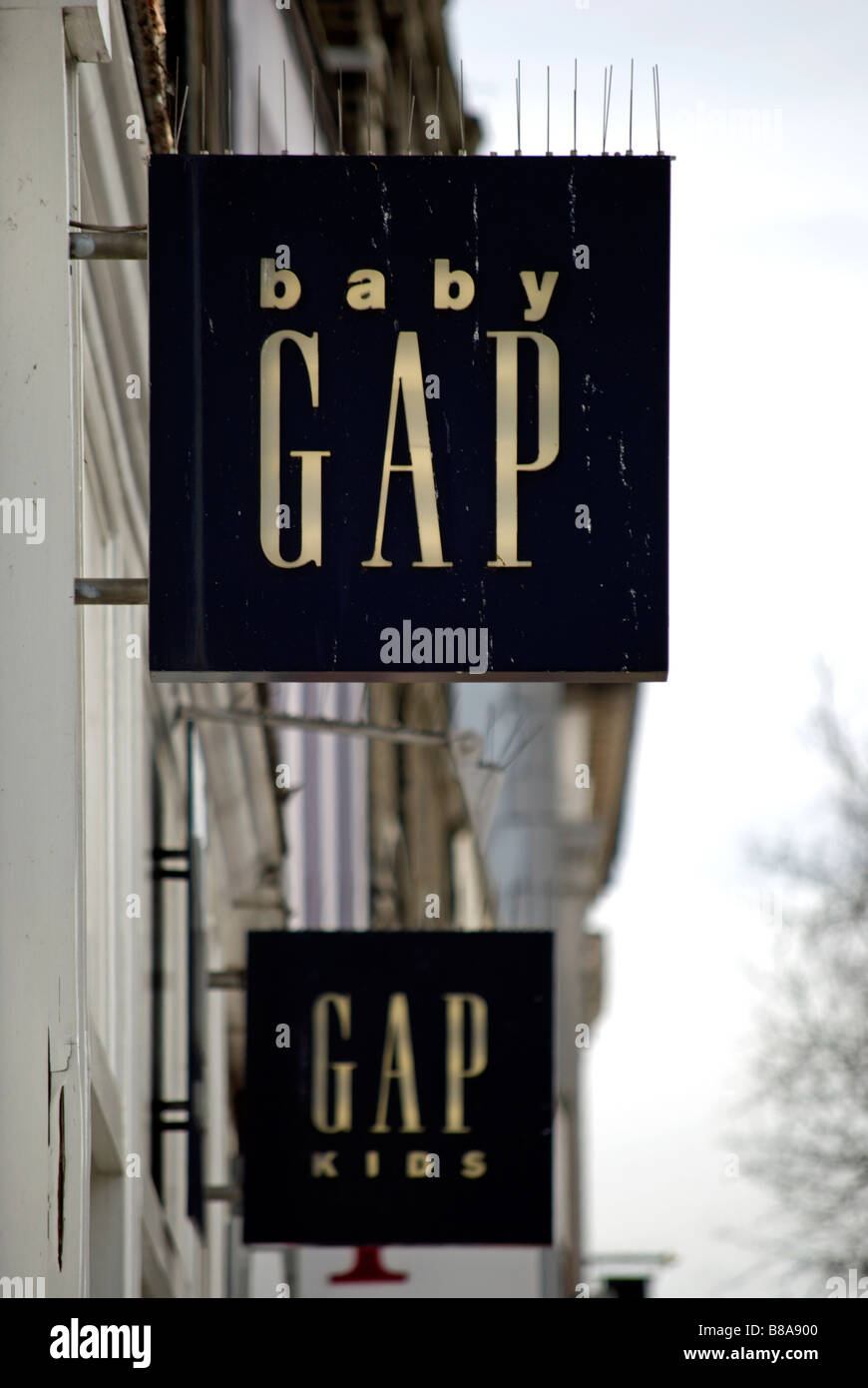 Les panneaux pour baby gap et Gap Kids, à l'extérieur d'un magasin Gap à Chiswick High Road, Londres, Angleterre Banque D'Images