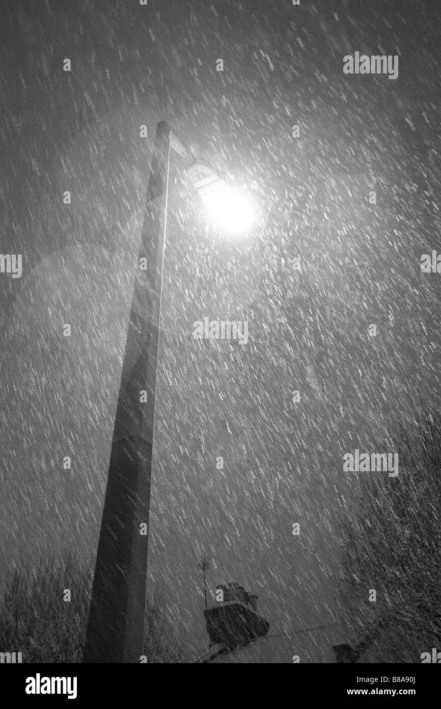 Lampe de rue dans une tempête de neige, à Londres en Angleterre. Banque D'Images
