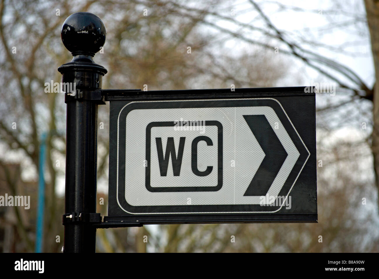 Signe vers la droite pour wc, ou des toilettes publiques, à Chiswick, à l'ouest de Londres, Angleterre Banque D'Images