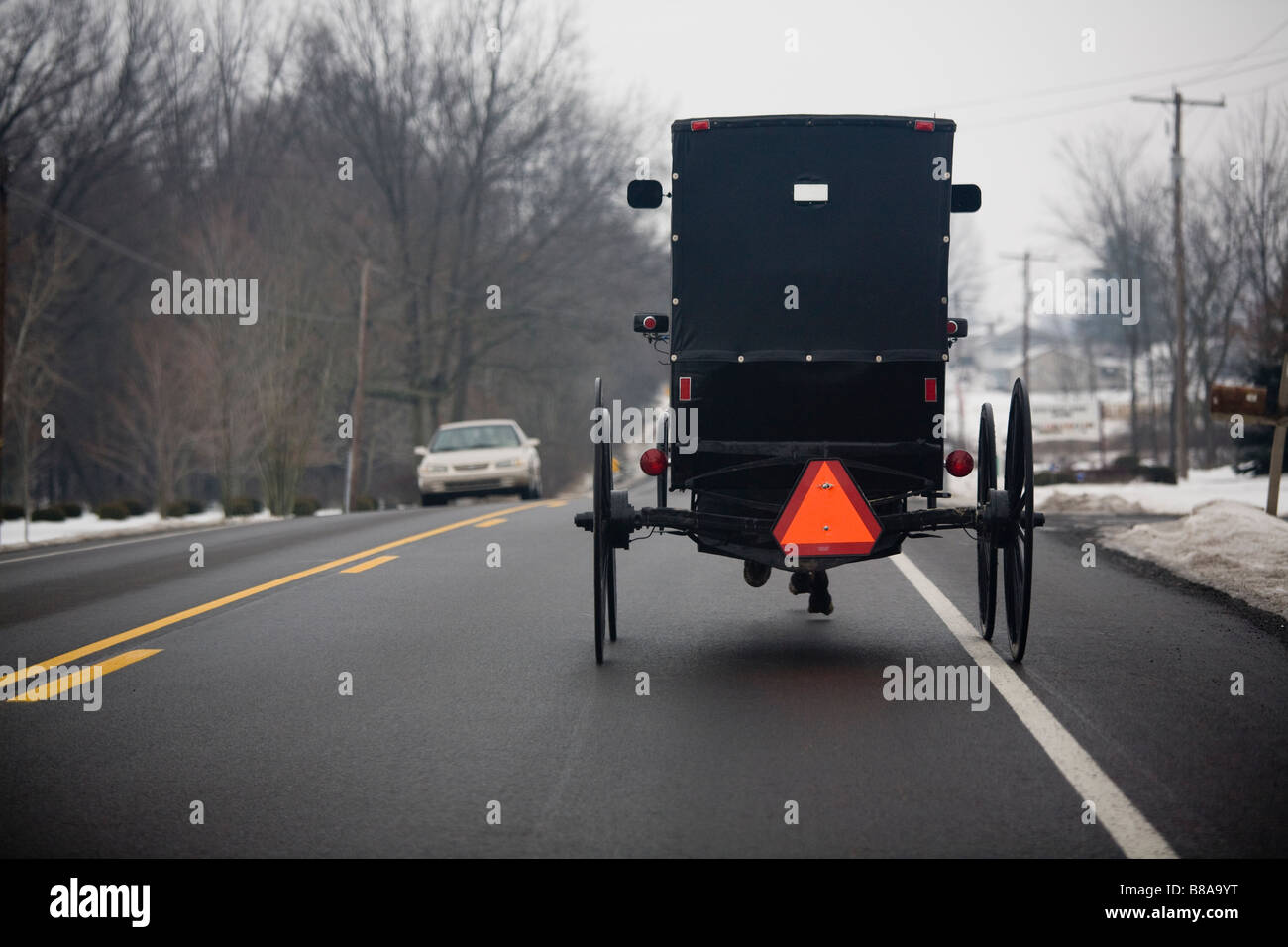 Tiré de cheval transport buggy on rural road dans le centre de la  Pennsylvanie Photo Stock - Alamy