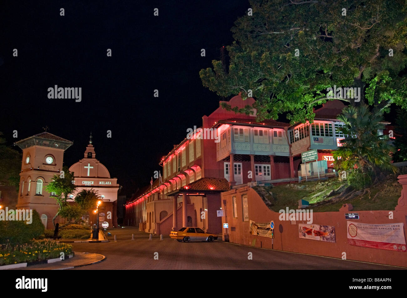 Melaka Christh l'Église et de l'Old Dutch Townhall Stadthuys Gouvernement néerlandais par nuit Banque D'Images