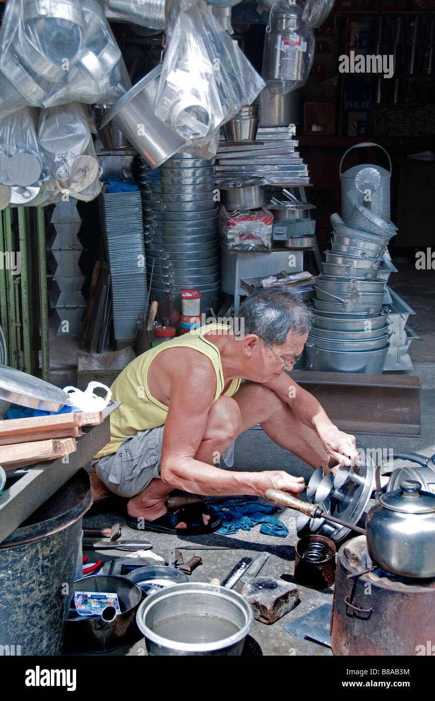 La Malaisie Malacca Malaisie malais en Asie du Sud-Est chinois Chine Chinatown shop store tinker tin can électrique cuivre chaudron Banque D'Images