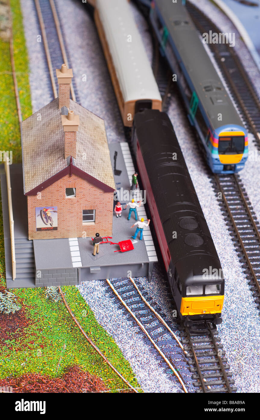 Train électrique jouet modèle situé dans ho gauge avec moteurs à partir du modèle de chemin de fer Hornby et Bachmann Banque D'Images