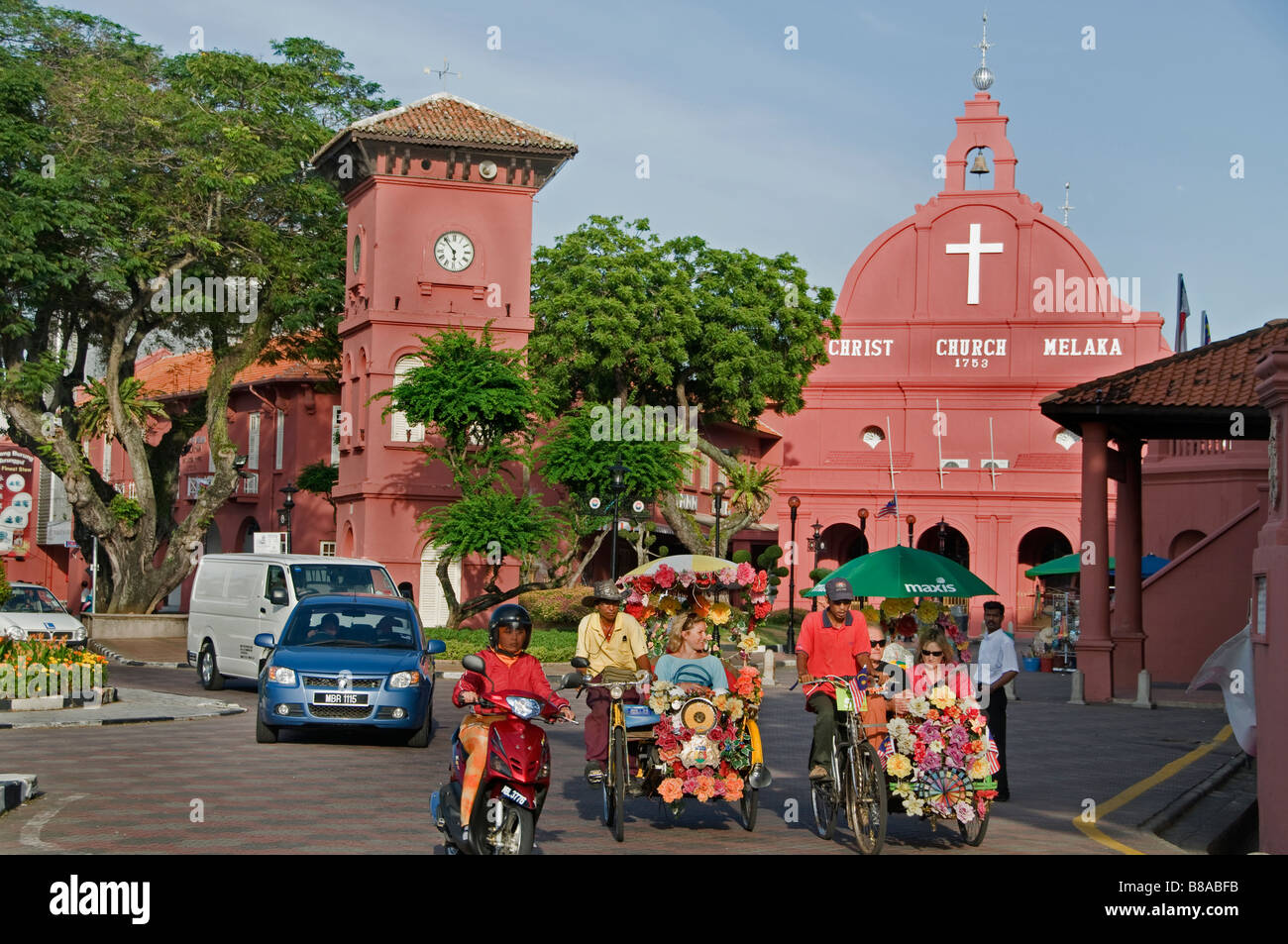 Malacca Malaisie fleurs decorateted pedicab rickshaw tricycles Christ Church Banque D'Images