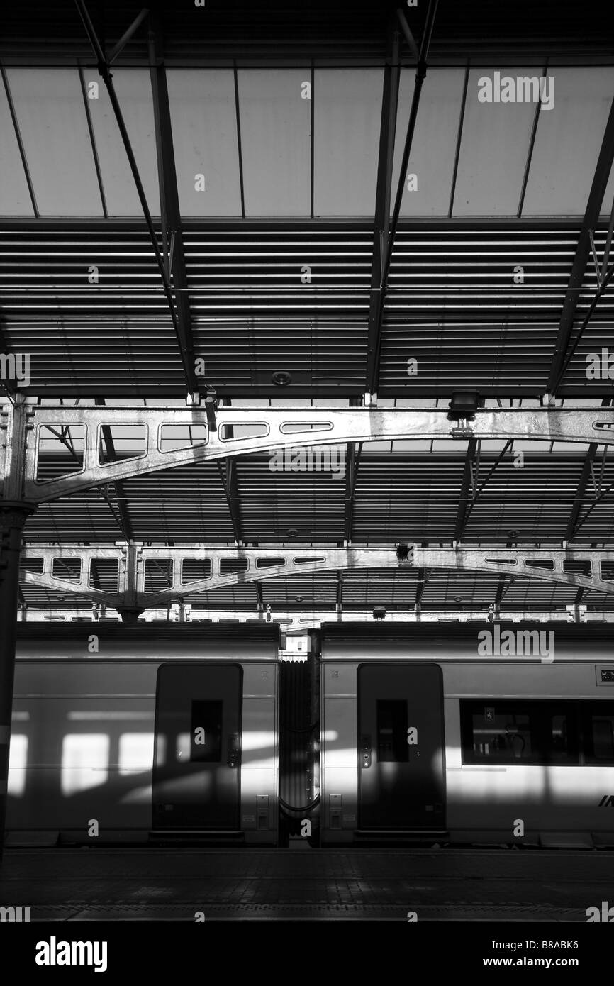 La station de train à la gare de chemin de fer, photographie noir et blanc montrant jeux d'ombre et de la lumière Banque D'Images