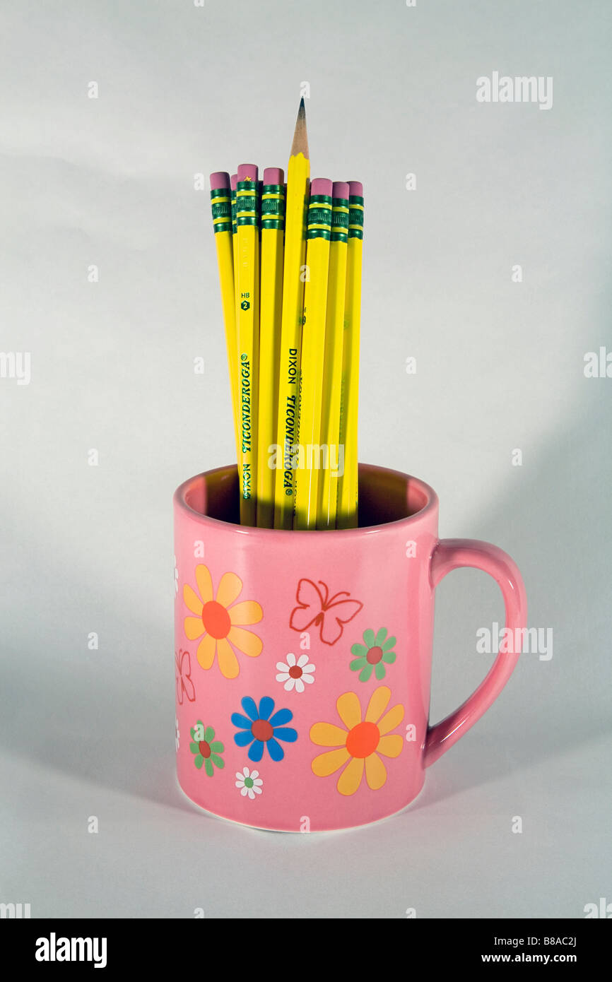 Une tasse ou mug de numéro 2 Ticonderoga plomb ou gommes et crayons graphite Banque D'Images