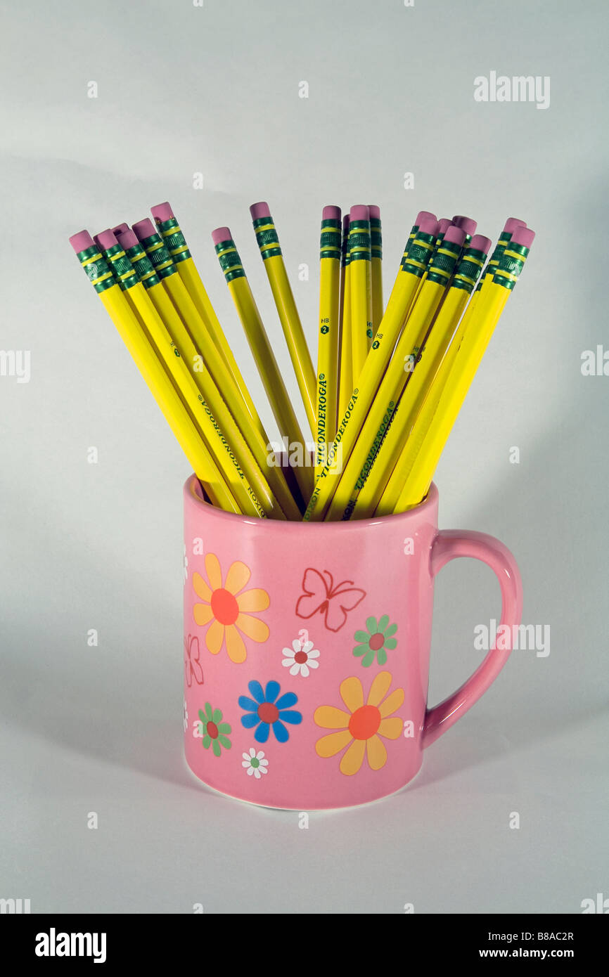Une tasse ou mug de numéro 2 Ticonderoga plomb ou graphite crayons et des gommes jaune Banque D'Images