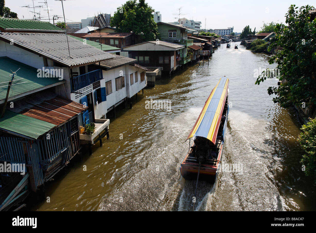 Longue queue bateaux à passagers voyageant le long du canal de la rivière Khlong mon quartier de Thonburi à Bangkok en Thaïlande Banque D'Images