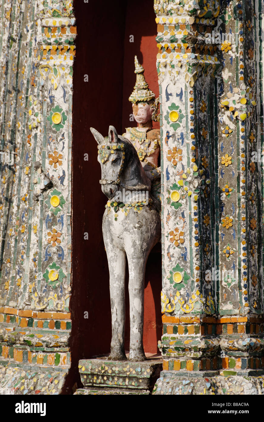 Détail des carreaux de céramique et statue équestre - Wat Arun temple bouddhiste à Bangkok. Thaïlande Banque D'Images
