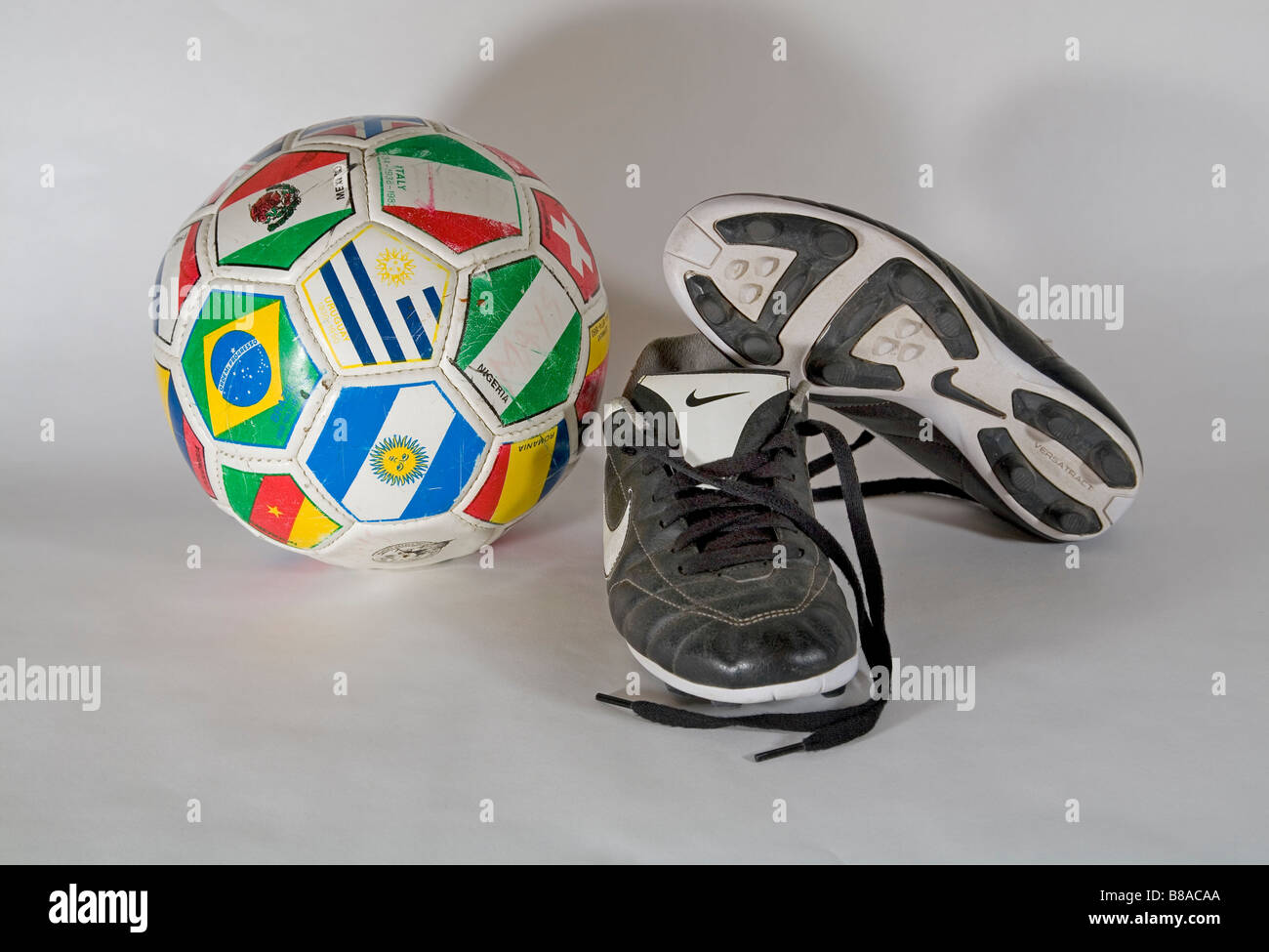 Très ancien utilisé Soccer chaussures de football et un ballon de foot Banque D'Images