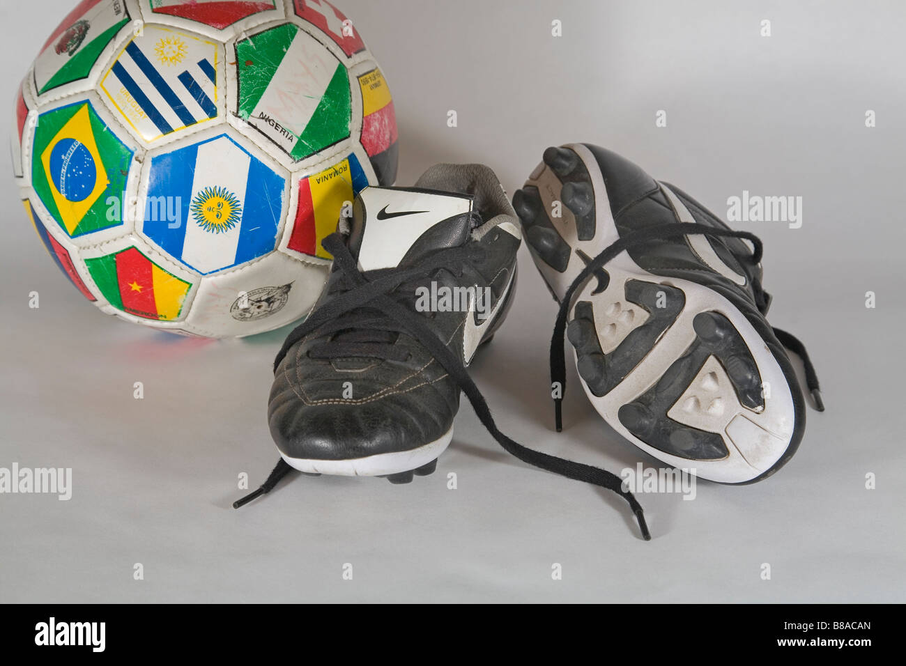 Ancien utilisé chaussures de football chaussures de football et un ballon de soccer utilisé Banque D'Images