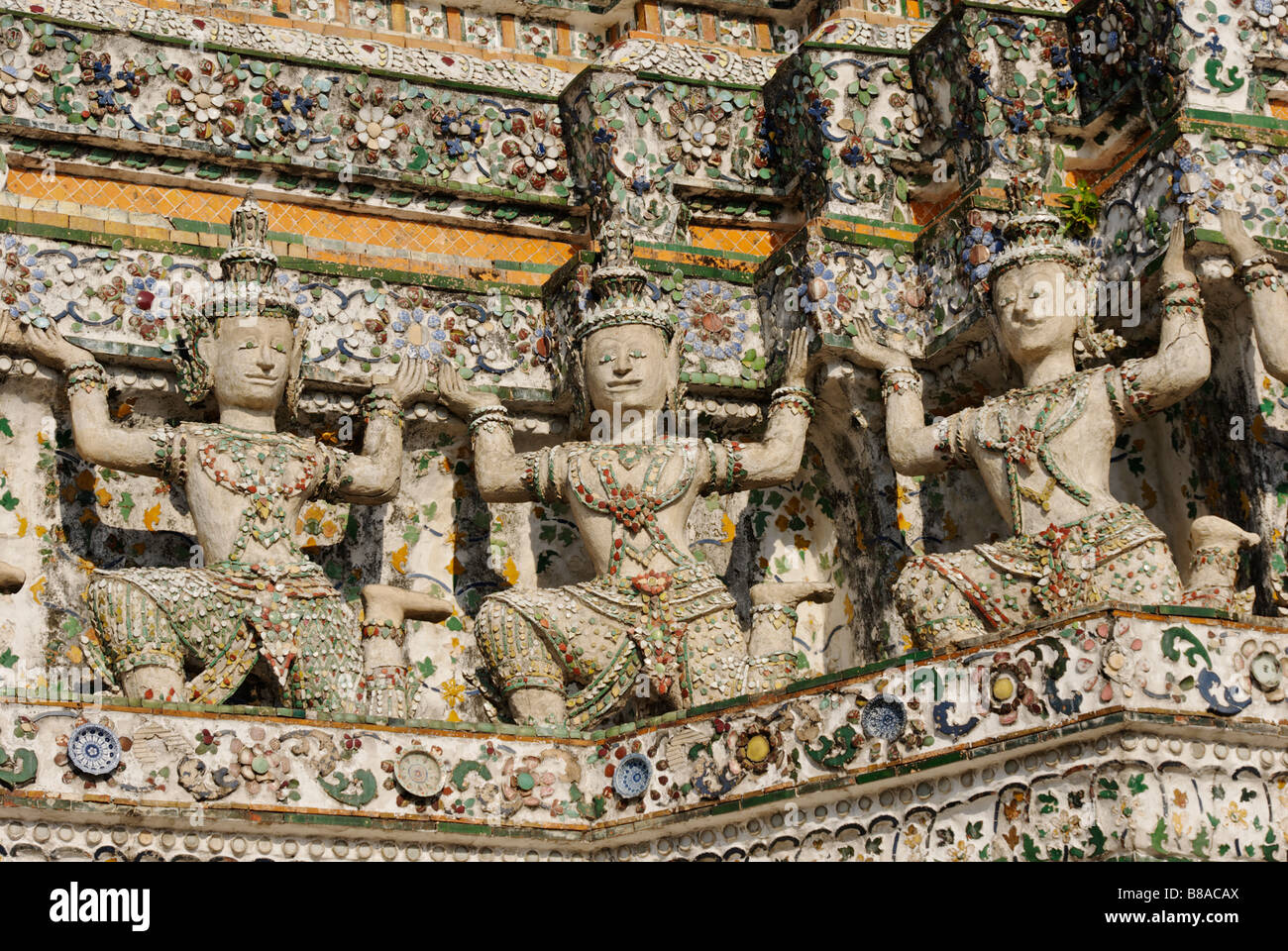 Détail des carreaux de céramique et des statues - Wat Arun temple bouddhiste à Bangkok. Thaïlande Banque D'Images