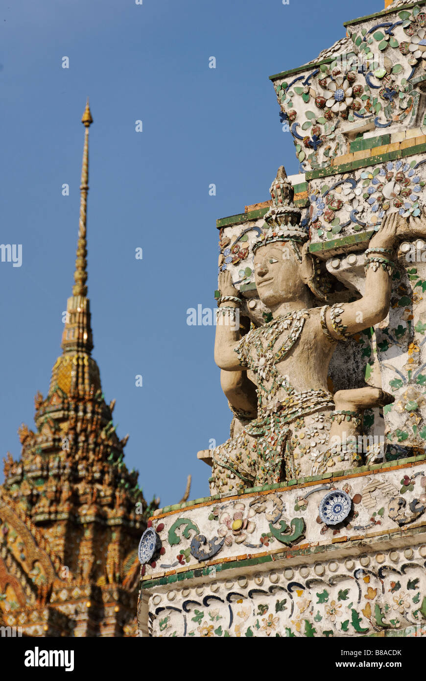 Détail des carreaux de céramique et statue - Wat Arun temple bouddhiste à Bangkok. Thaïlande Banque D'Images