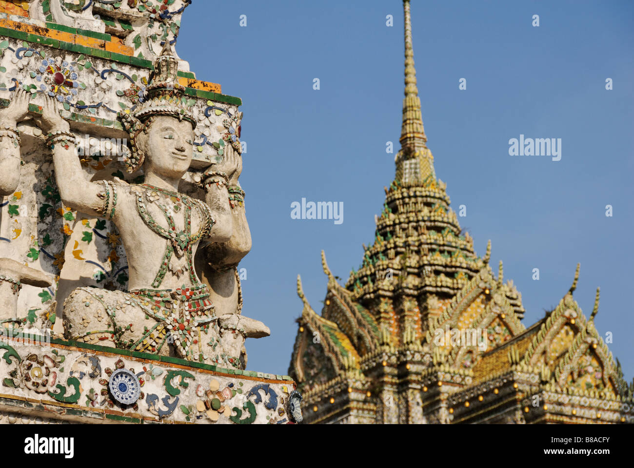 Détail des carreaux de céramique et statue - Wat Arun temple bouddhiste à Bangkok. Thaïlande Banque D'Images