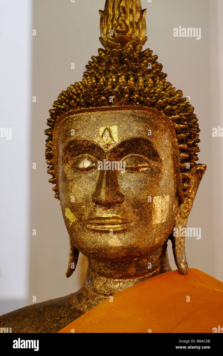 Visage de bouddha dans meditatiing Wat Kalayanamit temple - quartier de Thonburi à Bangkok, Thaïlande Banque D'Images