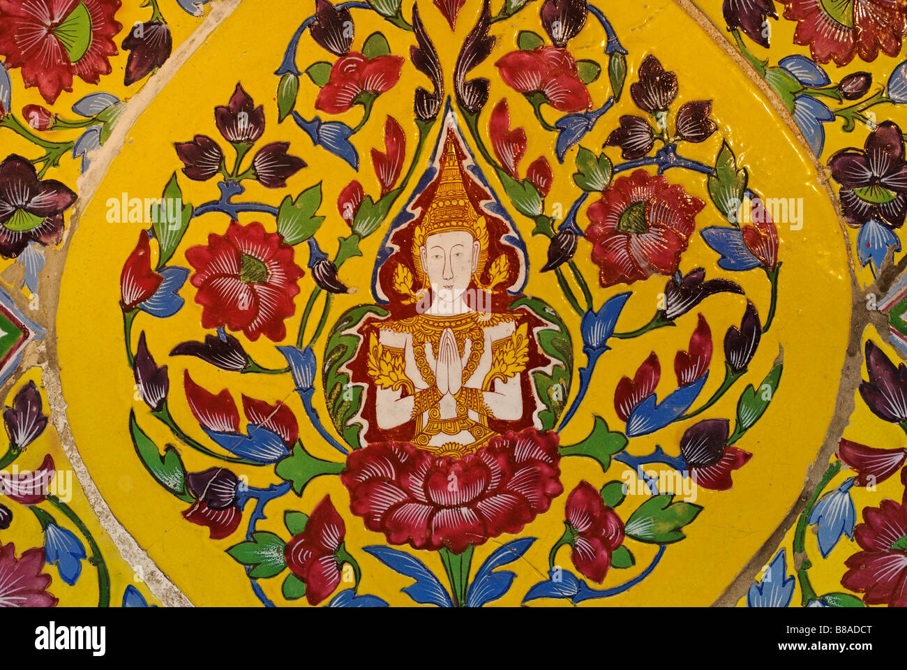 Détail de carreaux de céramique colorée à l'image du Bouddha Wat Ratchabophit temple dans le centre de Bangkok en Thaïlande Banque D'Images