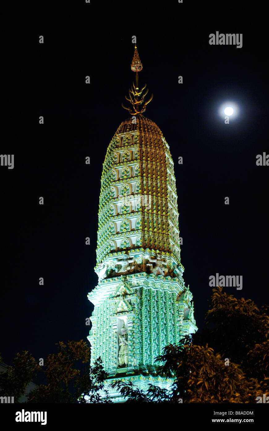 Stupa avec pleine lune temple de Wat Ratchaburana dans Pahurat région connue sous le nom de Little India à Bangkok en Thaïlande Banque D'Images