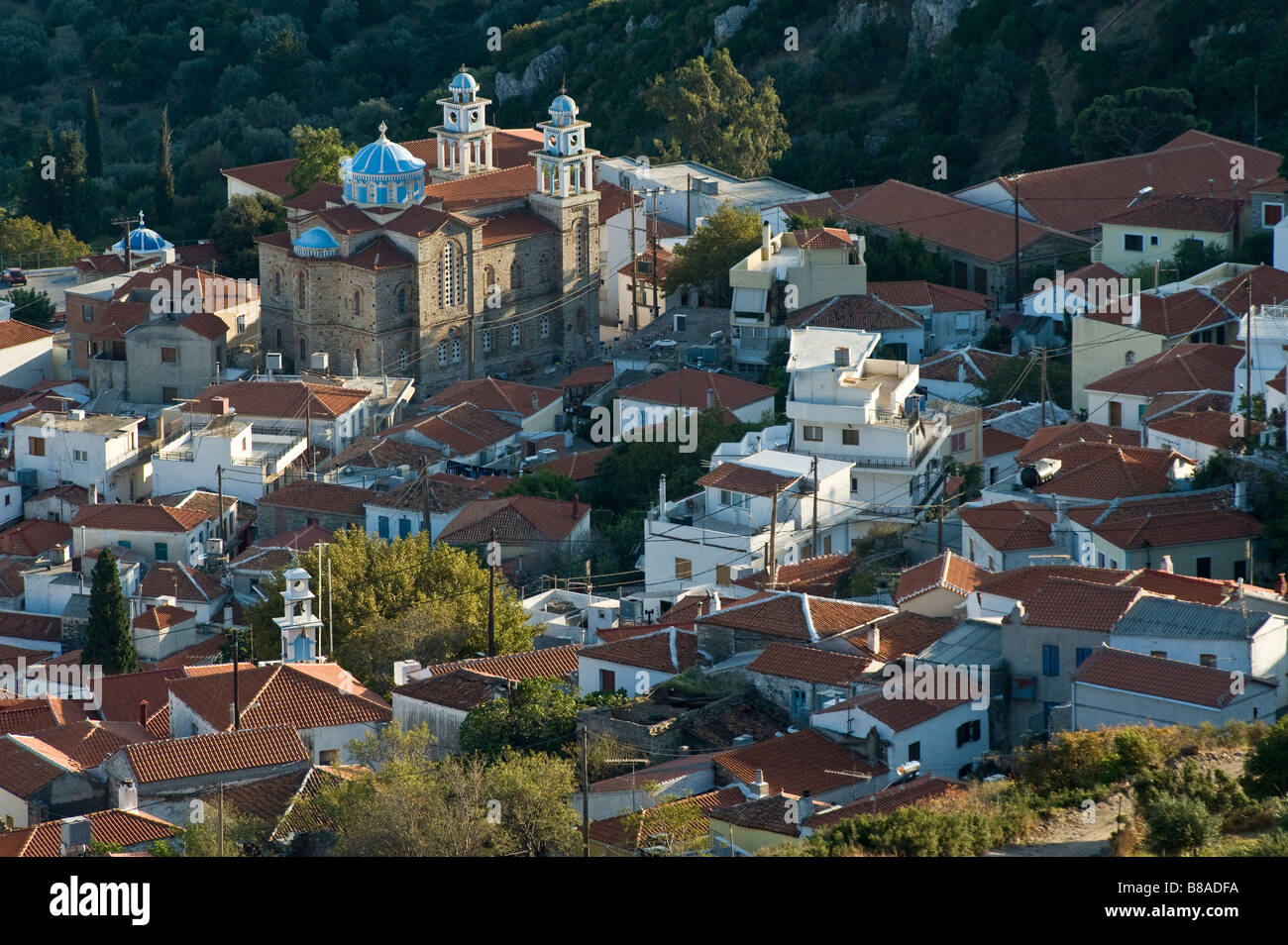 Vue vers le bas sur un village grec avec grande église Banque D'Images