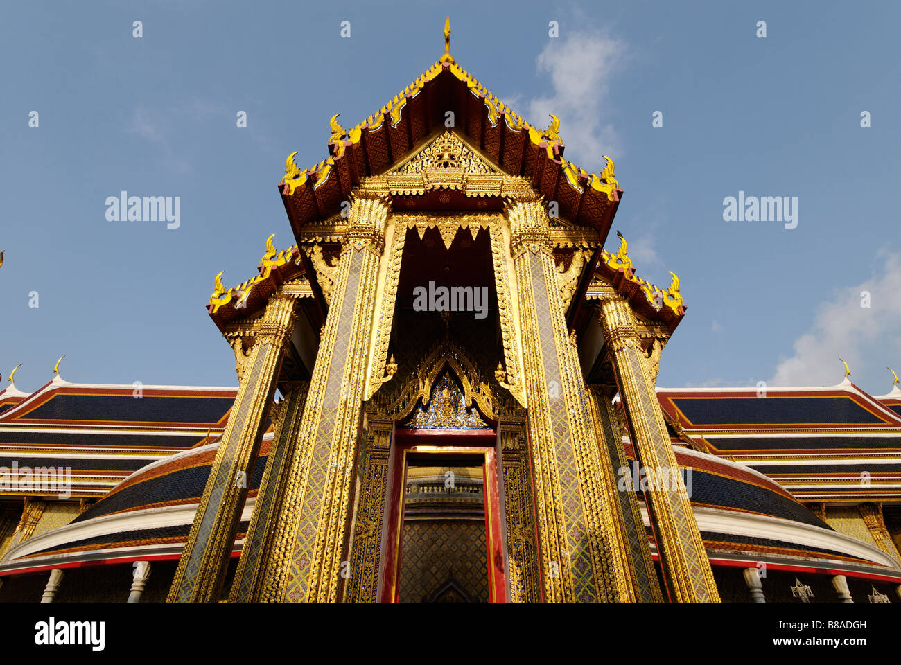 Entrée du temple Wat Ratchabophit d'or dans le centre de Bangkok en Thaïlande Banque D'Images