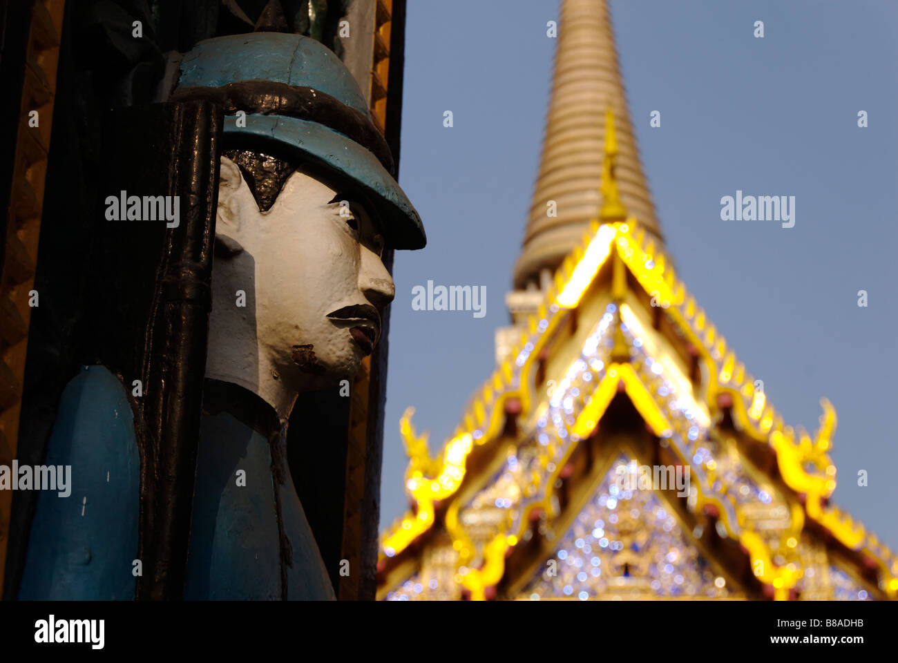 Détail de la sculpture en bois de secours soldat à l'entrée du temple Wat Ratchabophit dans le centre de Bangkok en Thaïlande Banque D'Images