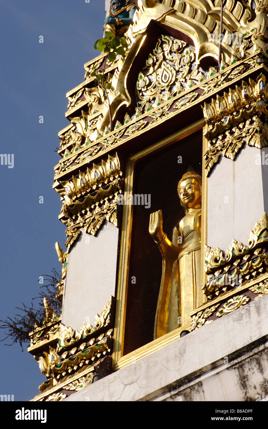 Détail de Golden Buddha statue dans un stupa de Wat Ratchaburana dans Pahurat à Bangkok en Thaïlande Banque D'Images