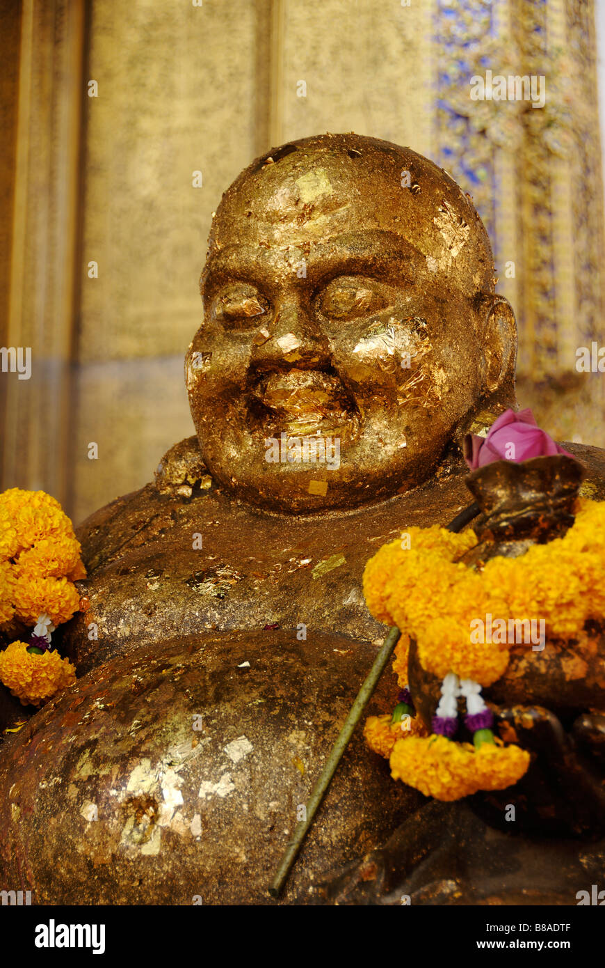 Laughing Buddha en Wat Kalayanamit temple - quartier de Thonburi à Bangkok, Thaïlande Banque D'Images