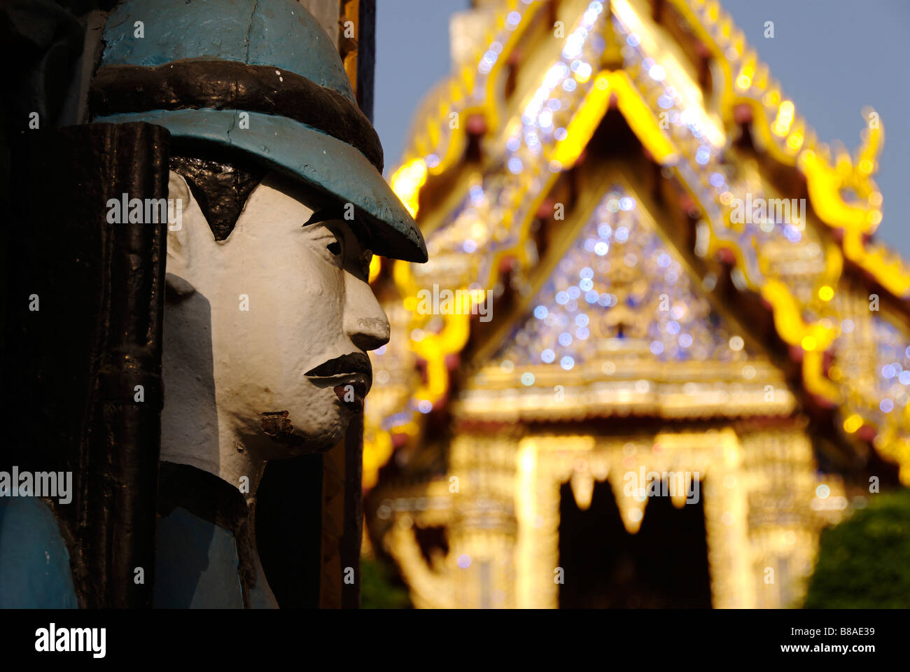 Détail de la sculpture en bois de secours soldat à l'entrée du temple Wat Ratchabophit dans le centre de Bangkok en Thaïlande Banque D'Images