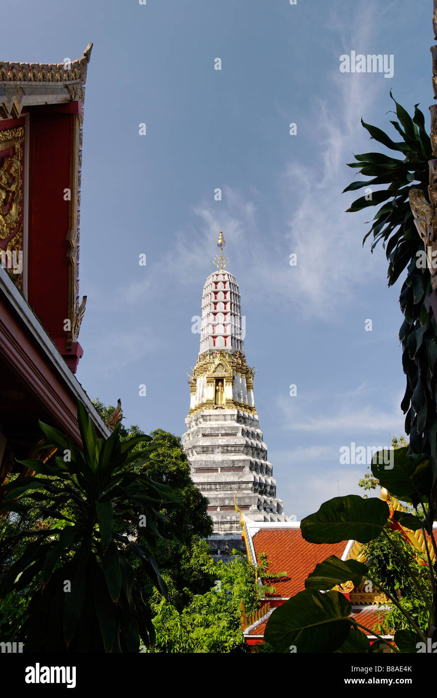 Stupa dans jardins du temple Wat Ratchaburana dans Pahurat à Bangkok en Thaïlande Banque D'Images
