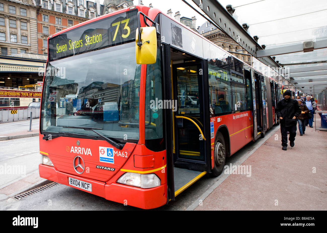 Bendy bus à la gare routière de Victoria London UK Europe Banque D'Images