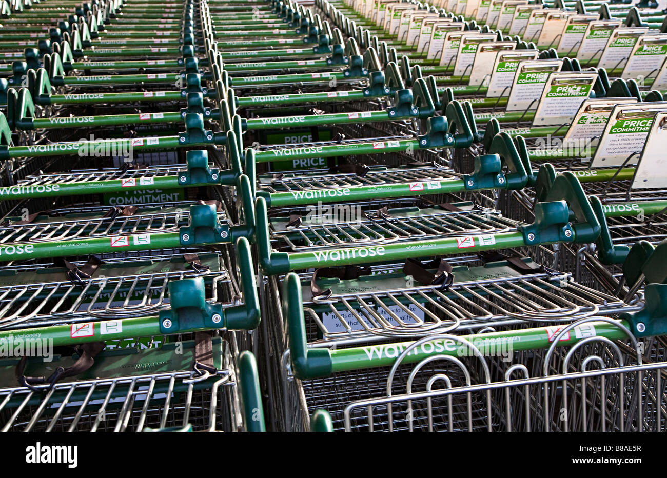 Chariots de supermarché Waitrose Llanfoist Wales UK Banque D'Images
