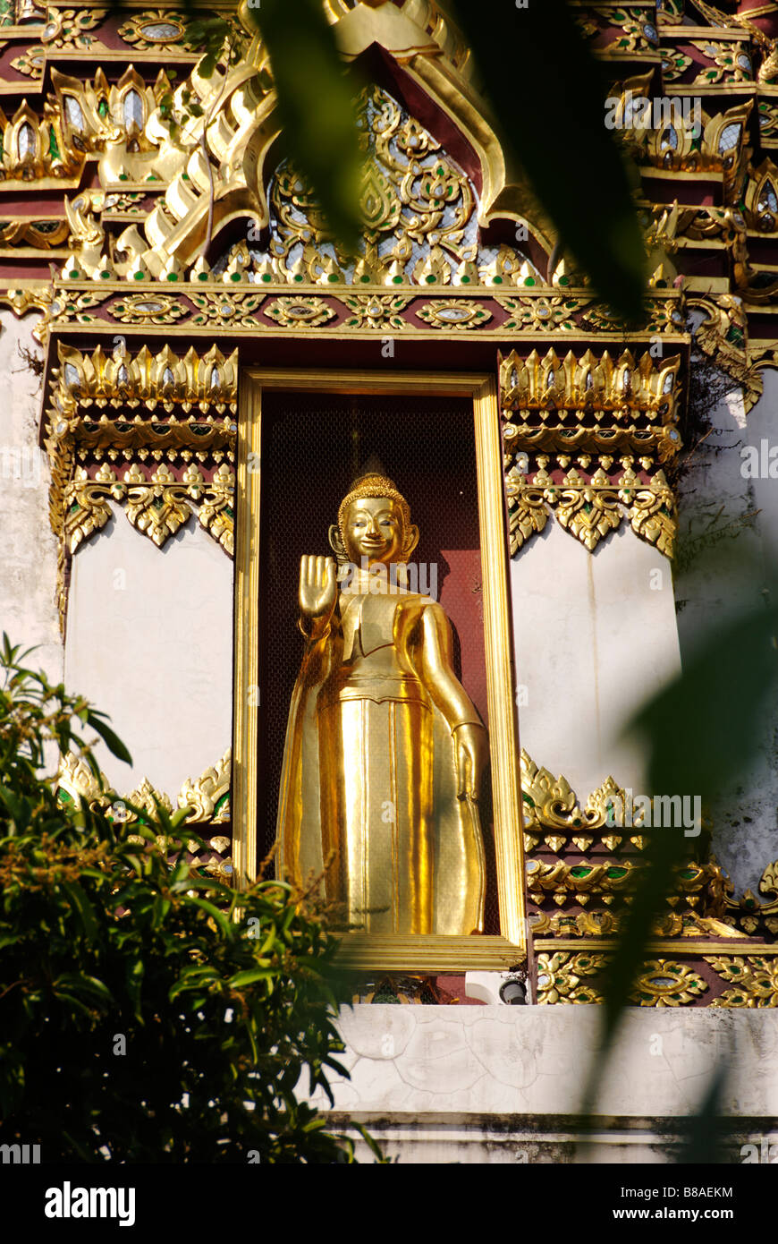 Détail de Golden Buddha statue dans un stupa de Wat Ratchaburana dans Pahurat à Bangkok en Thaïlande Banque D'Images