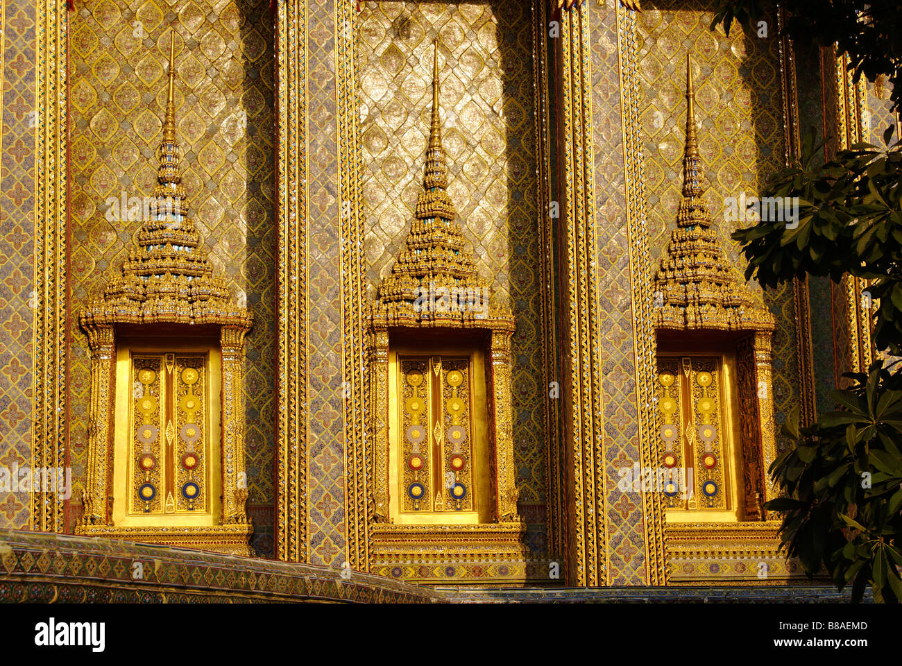 Détail de fenêtre golden temple Wat Ratchabophit dans le centre de Bangkok en Thaïlande Banque D'Images