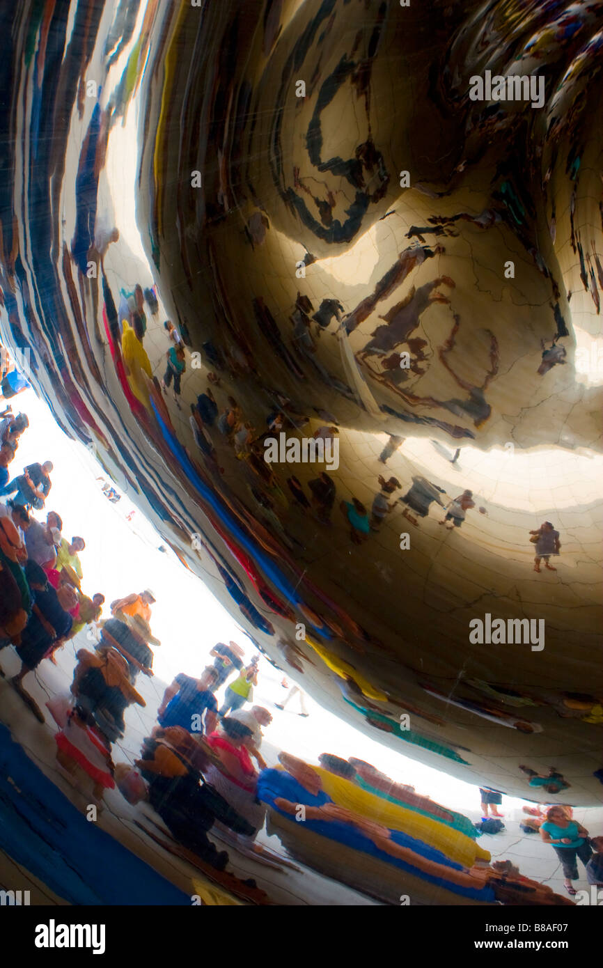 La réflexion dans le 110 tonne sculpture elliptique conçu par Anish Kapoor dans at&t Plaza Millennium Park Chicago Illinois Banque D'Images