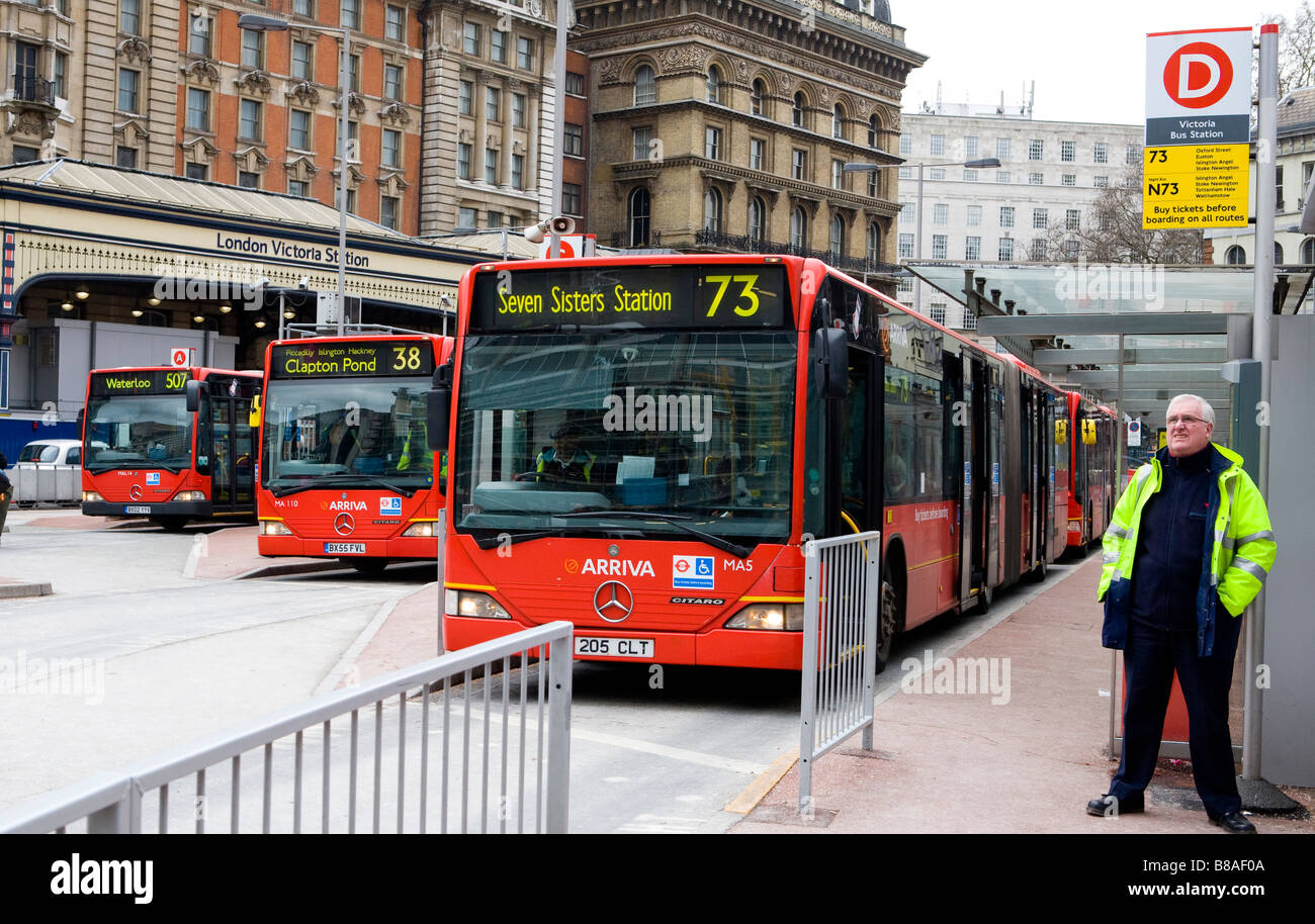 Bendy bus à la gare routière de Victoria London UK Europe Banque D'Images