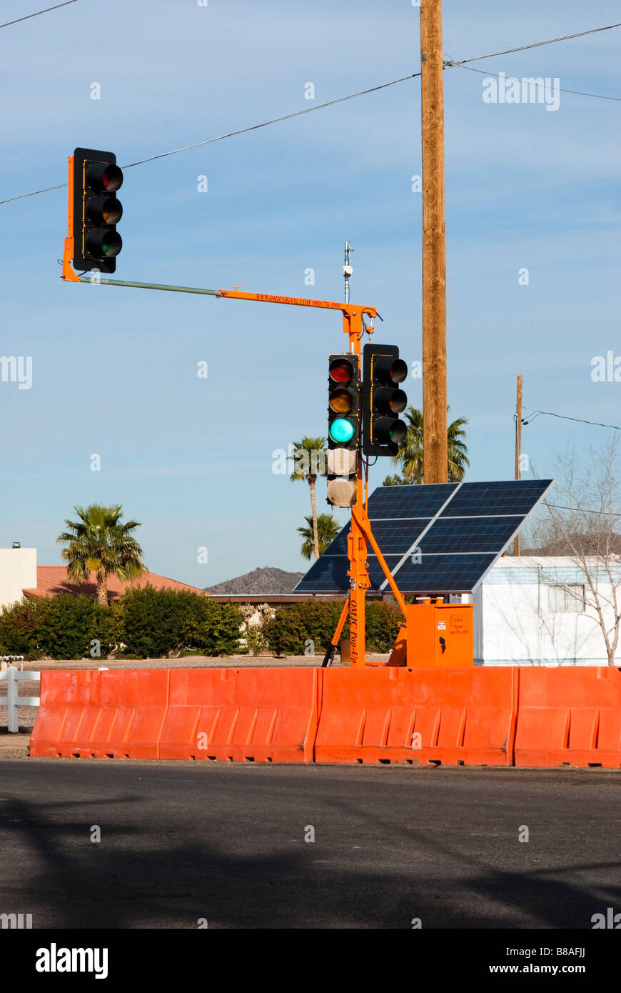 Alimentation solaire temporaire de feux de circulation à une intersection de rues Banque D'Images
