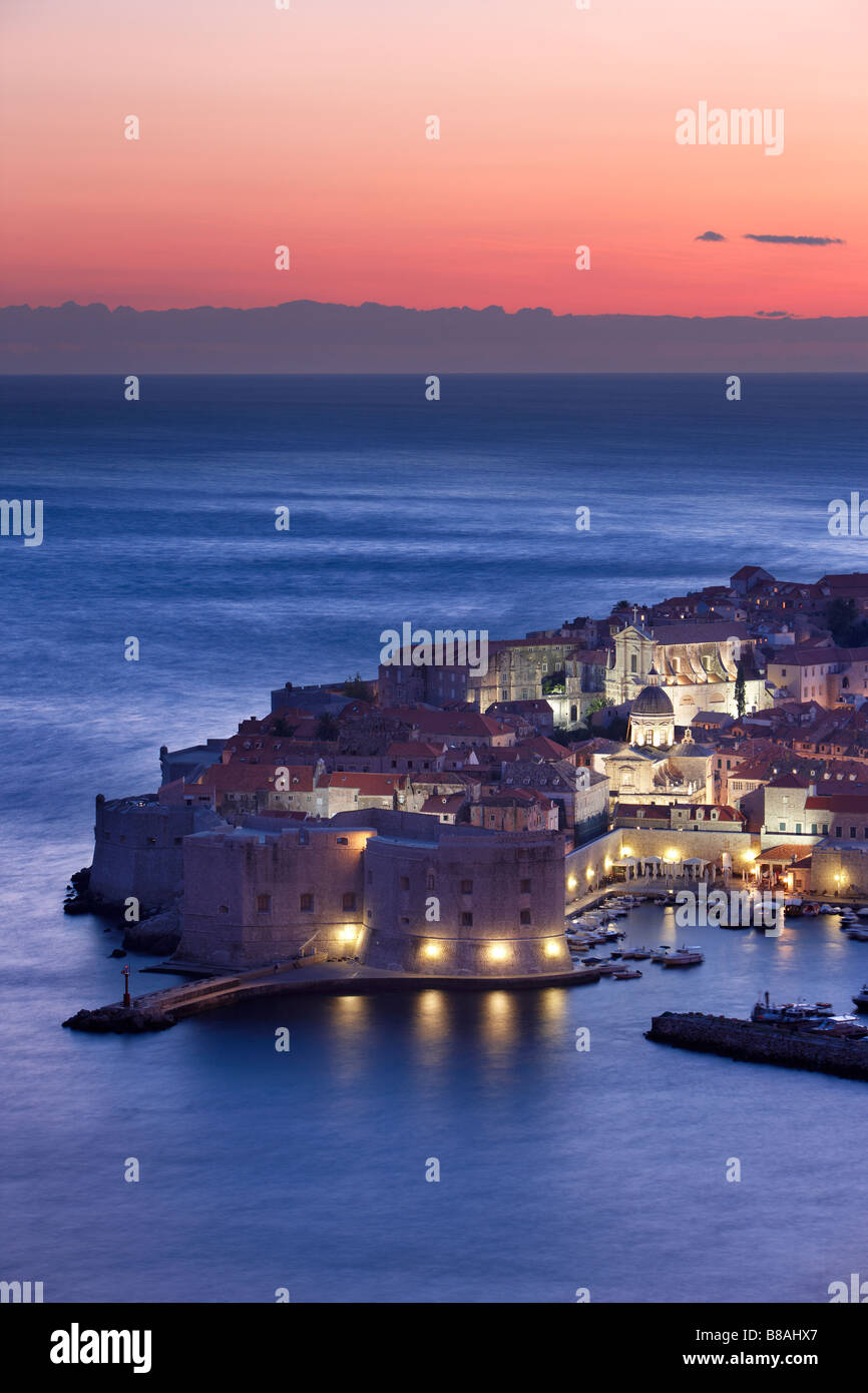 Le port de la vieille ville de Dubrovnik Croatie Dalmatie crépuscule Banque D'Images