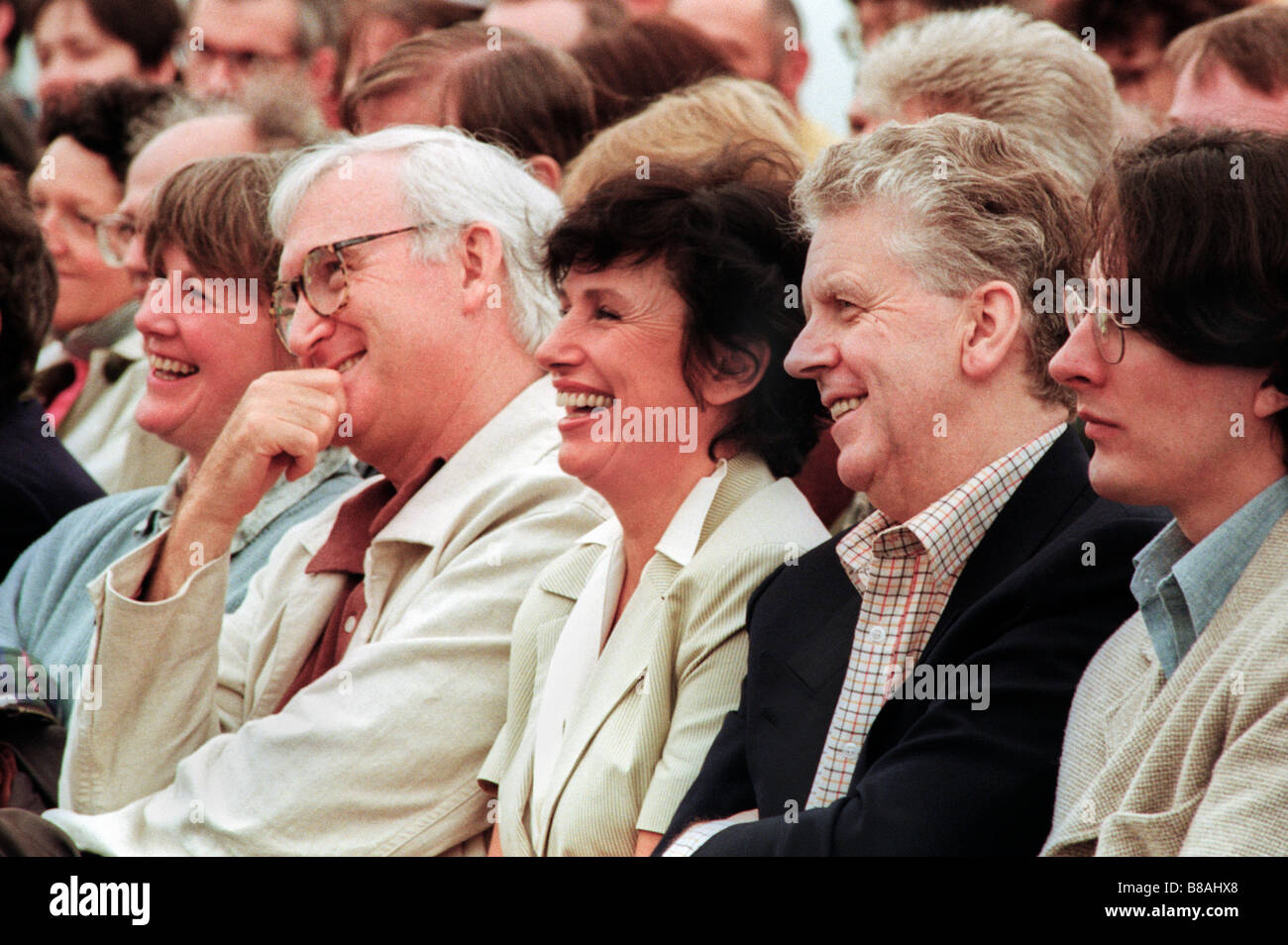 John Birt et Sir Charles Powell écouter Peter Mandelson sur la scène du Festival 1996 Hay Hay on Wye Powys Pays de Galles UK Banque D'Images