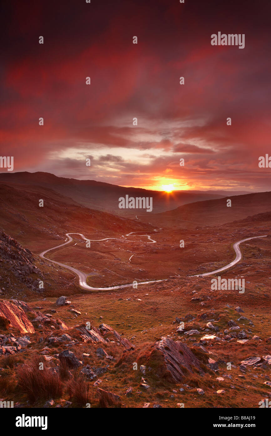La route sur la Healy Pass à l'aube, Caha Montagnes, Péninsule de Beara, Co Cork, Ireland Banque D'Images