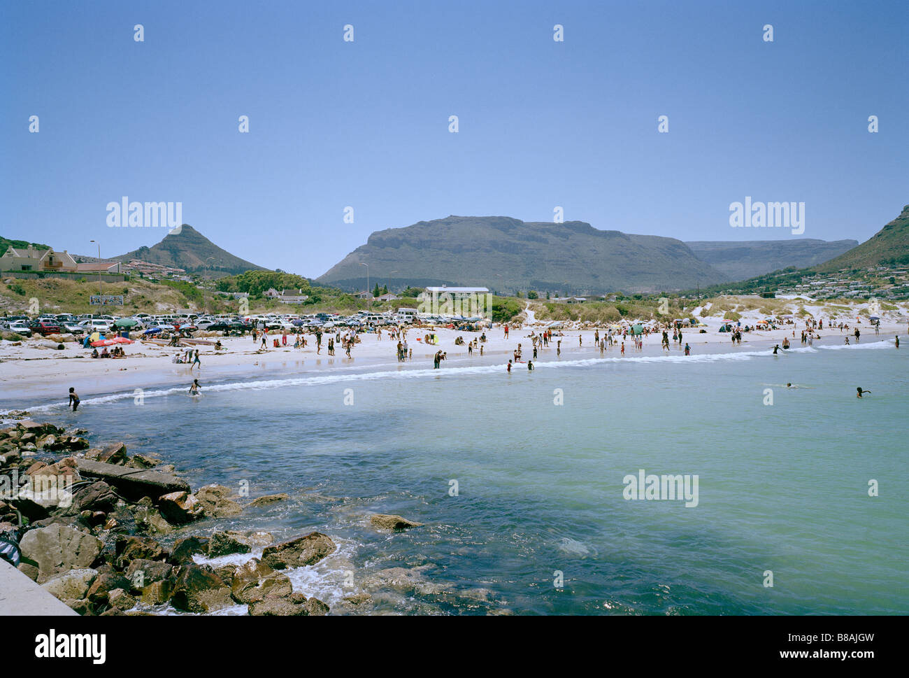 Hout Bay à Cape Town en Afrique du Sud, en Afrique sub-saharienne. l'apartheid beach resort harbour holiday vacation sable mer les gens voyagent seascape Banque D'Images