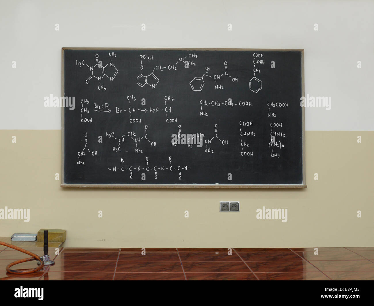 Tableau noir toutes écrites avec des formules composé chimique Banque D'Images