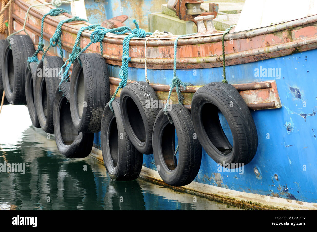 Détail de pneus accrochée à un bateau de pêche. Banque D'Images