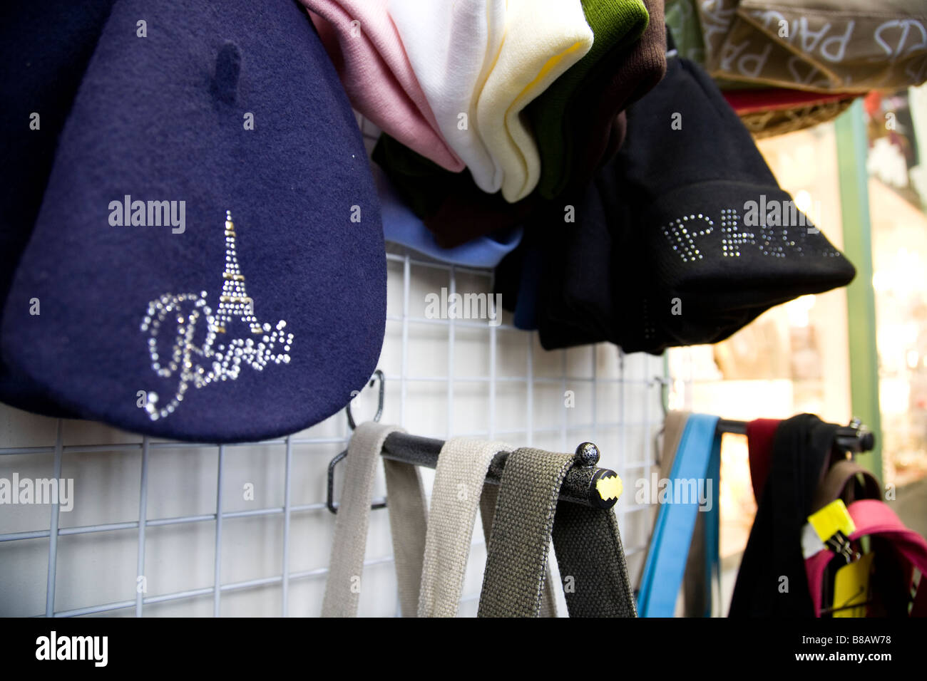 Une collection de chapeaux sur un étal de marché à Paris. Banque D'Images