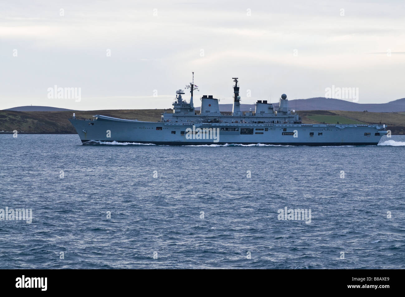 Dh HMS Ark Royal ROYAL NAVY porte-avions britannique se déplaçant dans Hoxa Sound transporteurs Orcades navire de guerre Banque D'Images