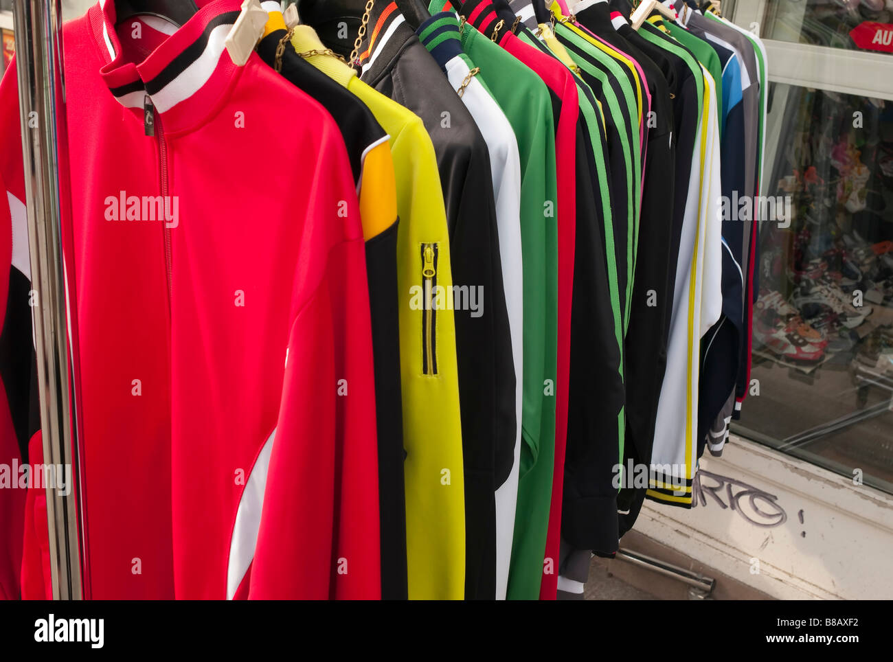 Porte manteau avec clored tops lors d'une vente de vêtements de trottoir Banque D'Images