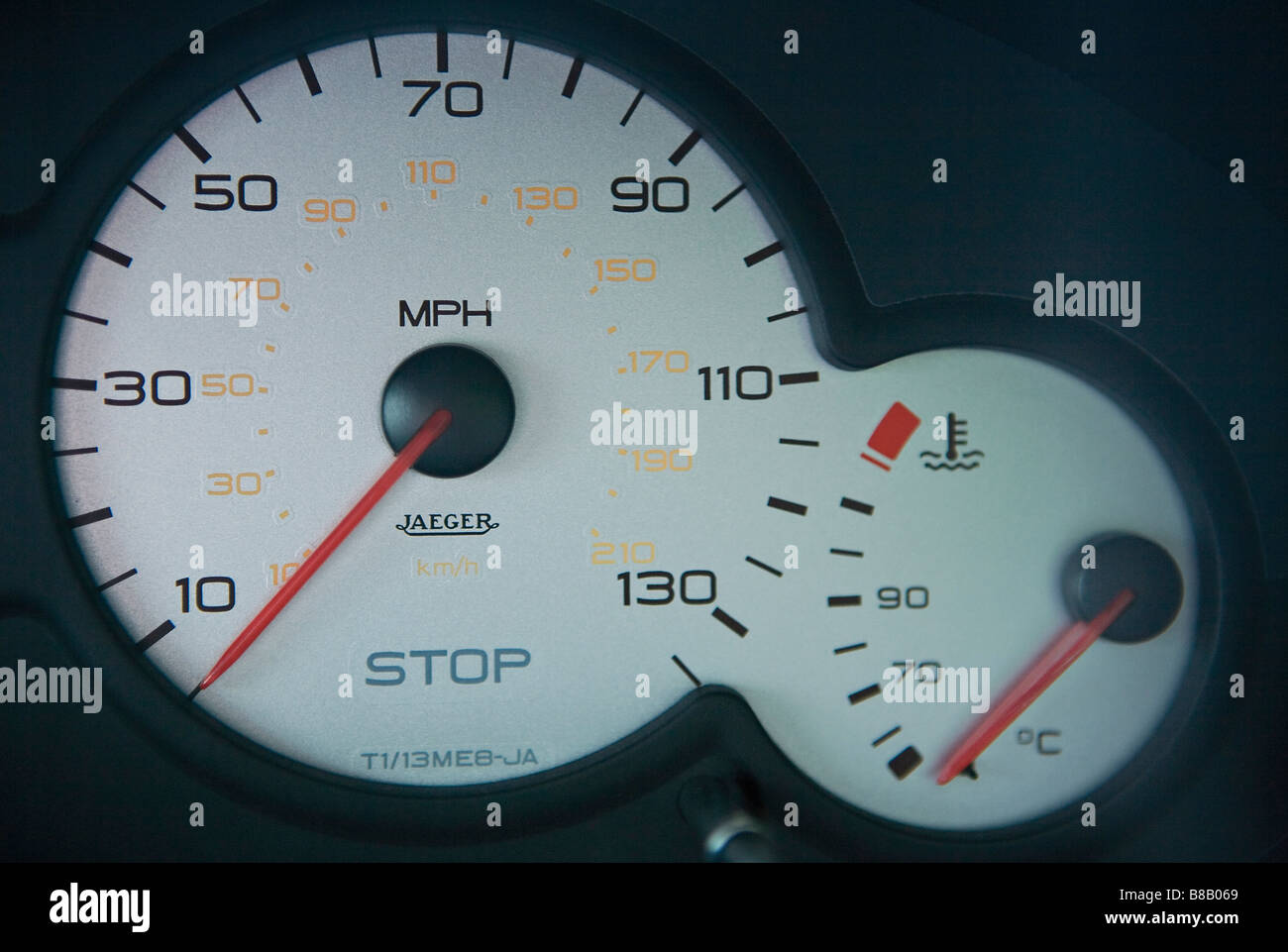 Un indicateur de vitesse analogique et un indicateur de température Banque D'Images