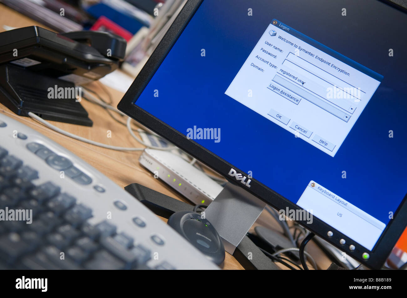 Le moniteur de l'ordinateur et le clavier, l'affichage de l'écran de connexion Symantec Endpoint Encryption Banque D'Images