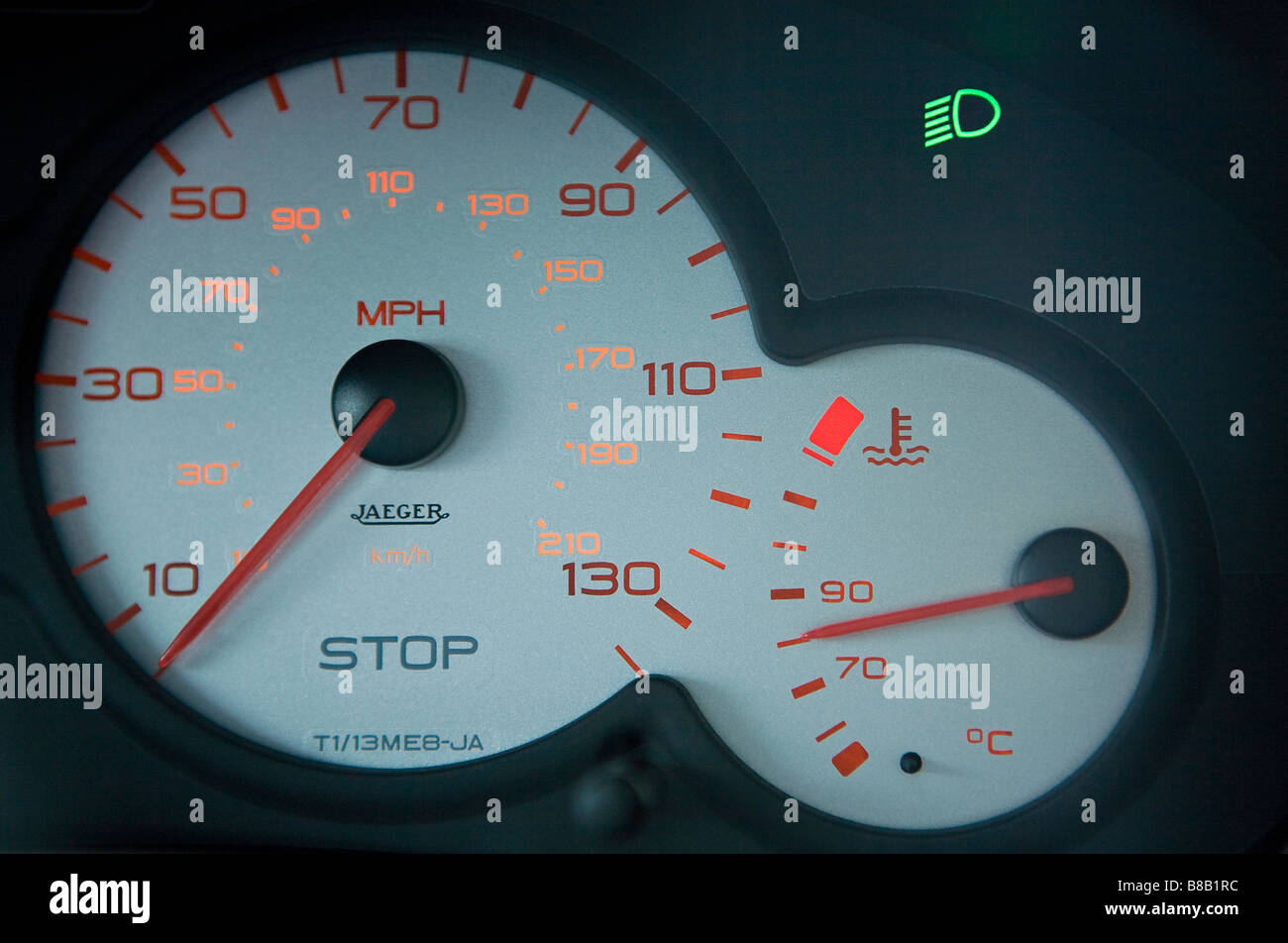Un indicateur de vitesse analogique et un indicateur de température Banque D'Images