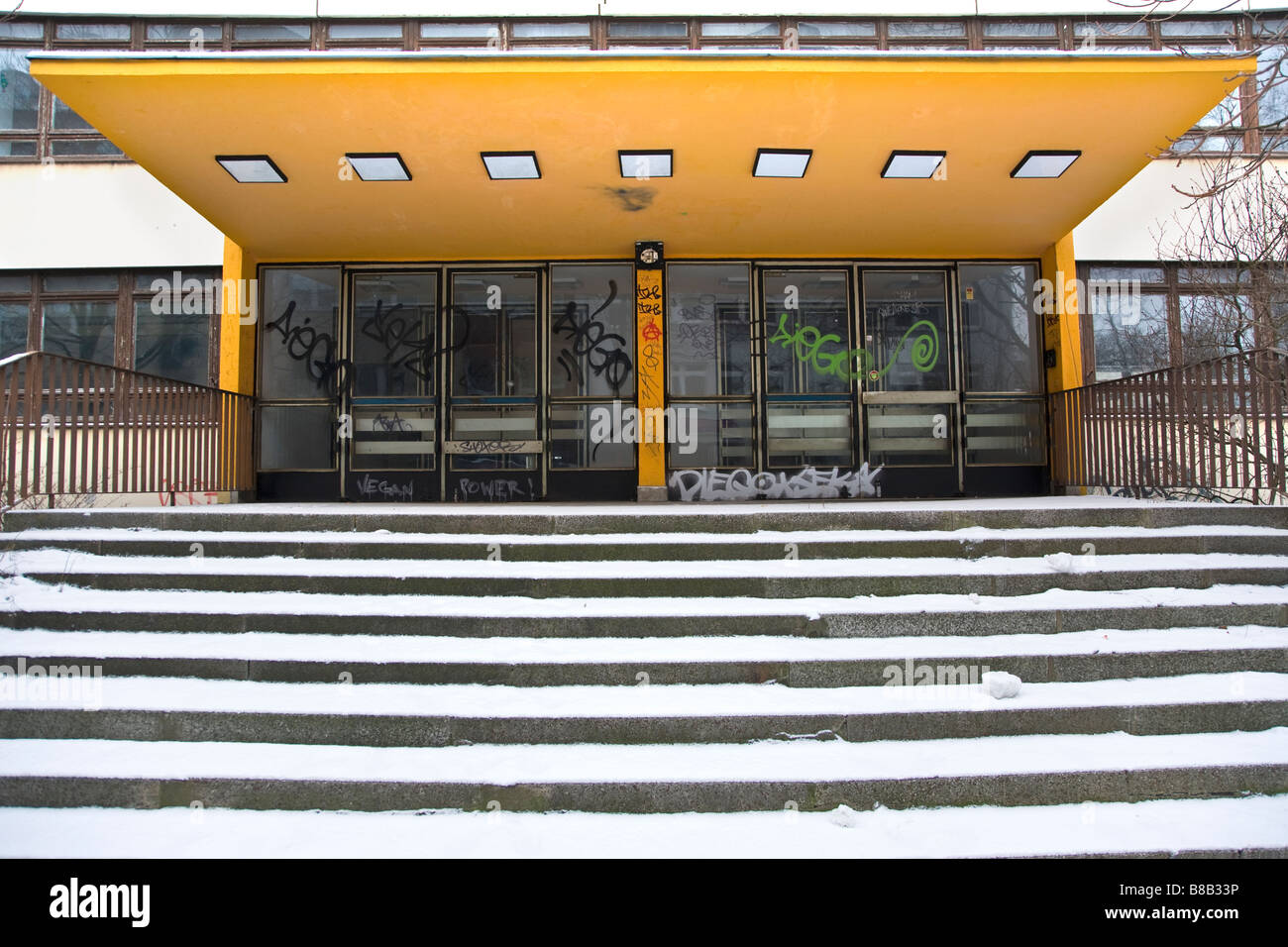 Étapes de l'école couvert de neige Banque D'Images