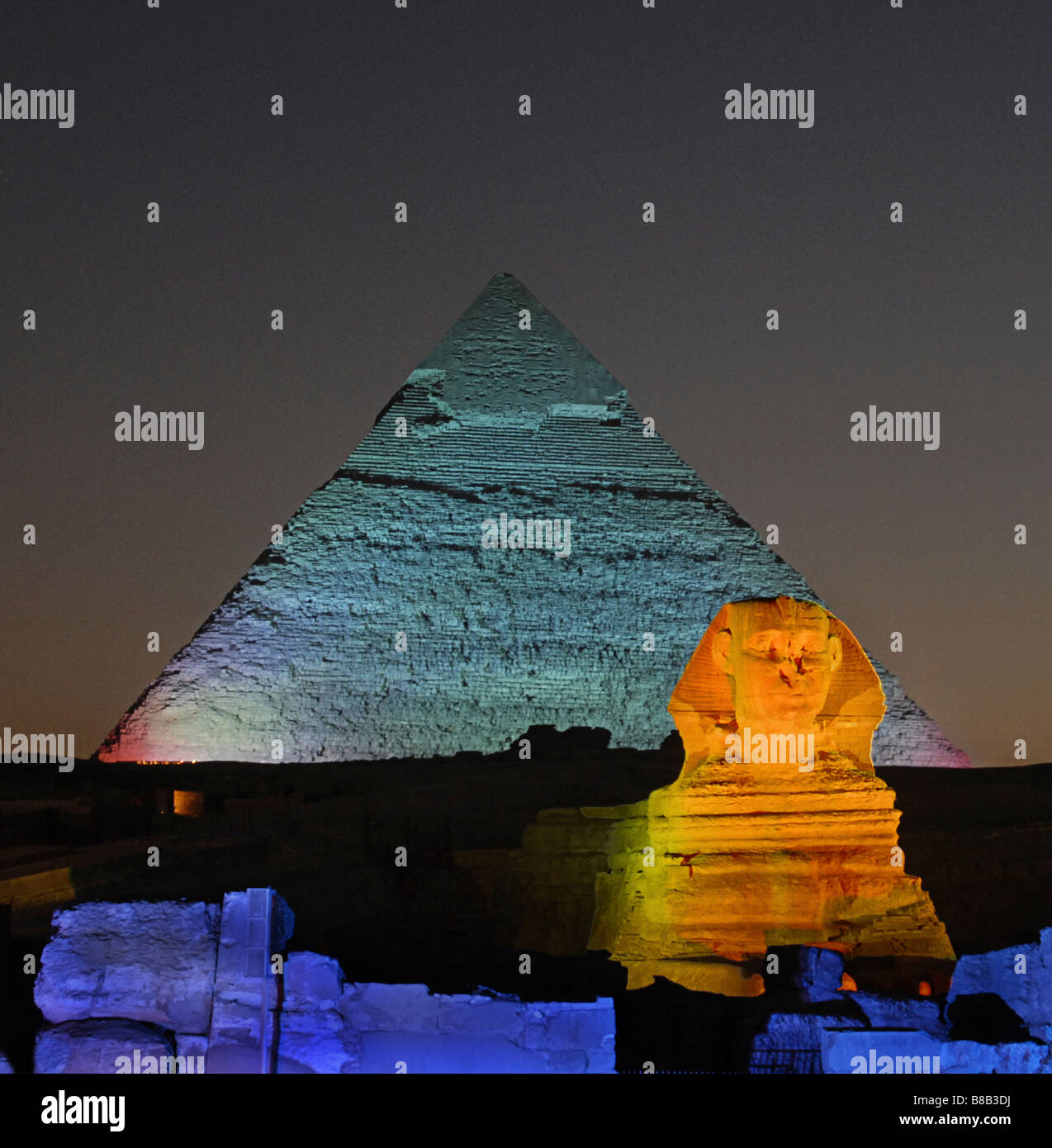 Spectacle son et lumière illumine le Sphinx et grande pyramide de Ghiza Egypte Banque D'Images